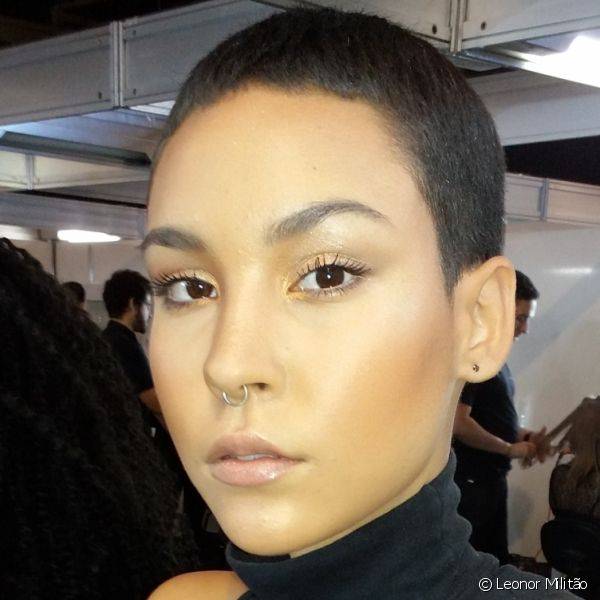 A maquiadora Juliana Rakoza apostou em uma make leve, iluminada, com foco no olhar e aspecto bronzeado